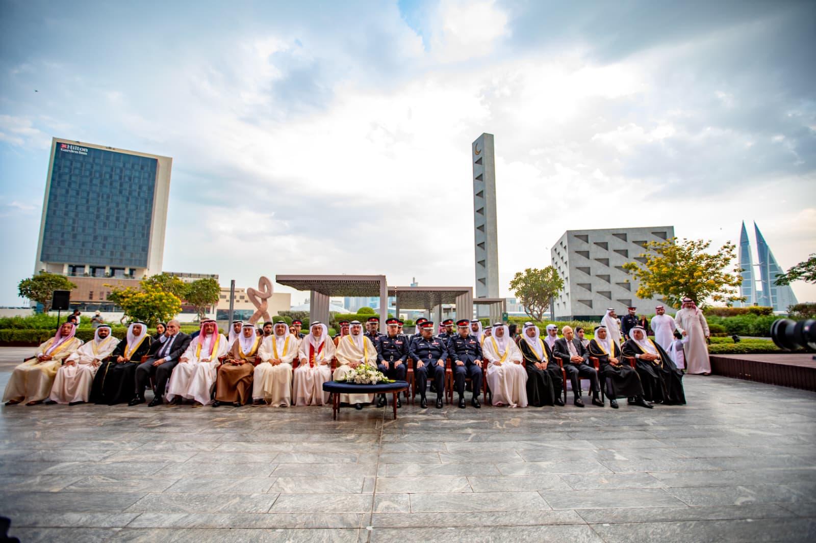 محافظ العاصمة يحضر طابور شرطة البحرين احتفاءاً بالاعياد الوطنية وترسيخاً لقيم الولاء والانتماء<